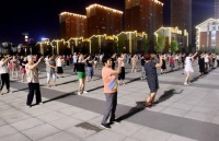 大妈小区3个音响跳广场舞，一瓶墨水从天而降，大妈笑不出来了