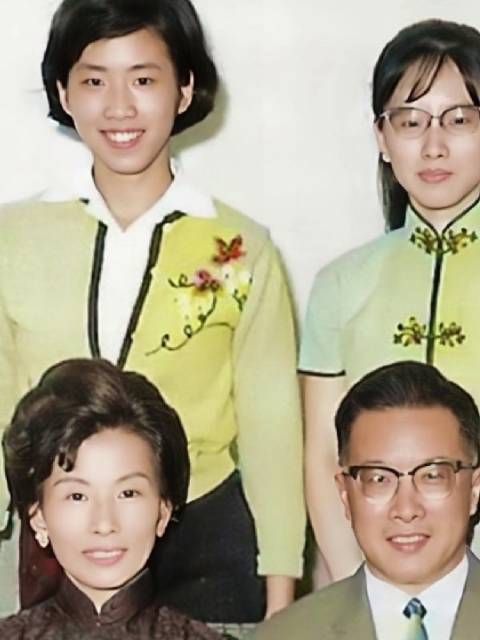 60年代，洪秀柱（右后）与父母及妹妹，一张罕见的合影