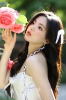 杨超越最新随拍 白色抹胸裙搭配蝴蝶结编发好美好仙……