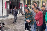 李子雄现身黄山拍戏被路人围观，大妈表情亮了，引起网友热议