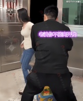 女子嫌丈夫太穷要离婚，丈夫抱住她哀求，妻子：给我10万就不离婚