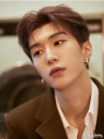 范丞丞新作首映礼！携近70岁父亲出席，网友：父子俩站一起像兄弟