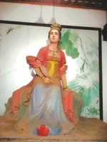 红裙逐马有如此，翠羽明珰尚俨然