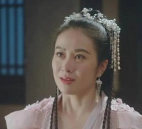 43岁叶璇演18岁少女挨轰，网批：长得有点显年纪