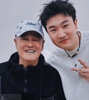 赵本山看球赛被偶遇，头发花白、走路需搀扶，引起网友热议