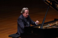 钢琴大师布赫宾德重返国家大剧院，鼓励观众探索贝多芬全套奏鸣曲