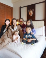 钟嘉欣罕见晒三代同堂开心合影 父母罕见出镜露正面