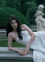 杨洋绯闻女友王楚然，确实年轻漂亮身材好又高……