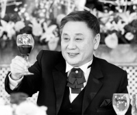 一路走好！香港知名影星出殡火化，圈内好友罕见现身崩溃大哭