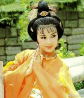 69岁冯宝宝近照曝光，全身黑装出席好友葬礼，“武则天”变成这样了