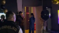 何超莲为窦骁庆生 惊喜来的太突然了、反应过来额头亲亲……