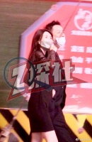 11日，有八卦媒体曝出汪小菲和美女牵手逛街的画面……