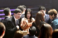 霍震霆和三个儿子罕见同框，霍启仁穿得很豪气，霍启山最像朱玲玲