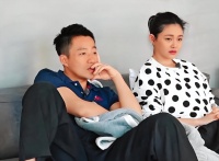 大S承认婚礼前流产，汪小菲深夜与美女手挽手逛街，谁赢了？