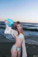 “太暴露”？女演员晒照引发争议