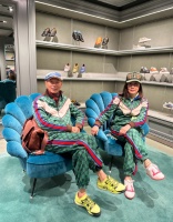 汪明荃罗家英穿同款名牌情侣装出差 偶遇林子祥开心合影