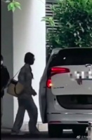 虞书欣和爷爷一起现身机场 和粉丝挥手好亲切可爱