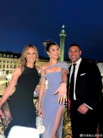 谷爱凌外国参加活动被审判穿得不妥，网友：前面有点挤