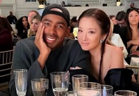 曝73岁王薇薇恋情！换黑人男友，挽胳膊亲密合影，年龄悬殊巨大