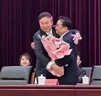 郭德纲爱徒参加曲协换届，和冯巩亲密合影！引起网友热议