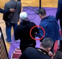 赵本山现身篮球决赛现场，走路打晃需人搀扶，引起网友热议