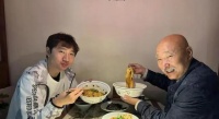 陈佩斯父子西安演出，结束工作下馆子吃面，引起网友热议