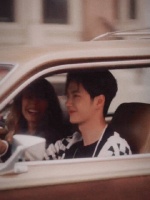 王一博黑白格针织衫开车视频～ 好高级好贵气……