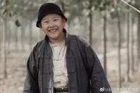 侯祥：9岁停止发育，出道18年只能演小孩，和妻子同框被嘲像母子