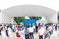 用高雅的形式把文化艺术送进社区——市、区知联会举办草地音乐朗诵会