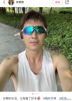 林更新怎么说瘦就瘦啊，脸上都棱角分明了，还有这肩膀这腿！