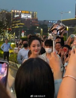 怎么会有这么美的人呀，笑起来让人如沐春风……