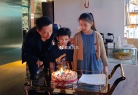 汪小菲与儿女合影照惹争议：两个孩子都没有笑容，很压抑的样子