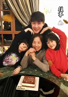 陆毅晒照庆母亲节，鲍蕾拎名牌包婆婆打扮朴素！婆媳俩同框似母女
