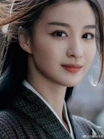 好美，这个小姐姐完全长在我的审美点上～……