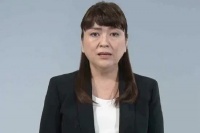 她，四次鞠躬道歉