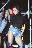 韩国女歌手，大学庆典舞台引争议，是低俗不雅，还是舞蹈艺术？