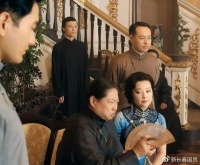 张颂文11年前跑龙套剧照曝光，站在洪金宝后面当保镖