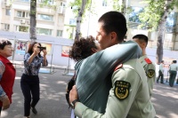 他们来京参军，她们送子入伍！军营里，“母子相认”