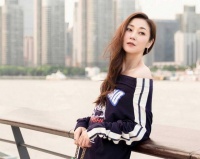 香港“第一美腿”真实身材曝光！穿白衬衫现曼妙身姿，小蛮腰吸睛
