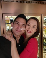 王君馨夫妇吃浪漫晚餐为老公庆生 老公在搭地铁时亲吻其脸颊很甜蜜