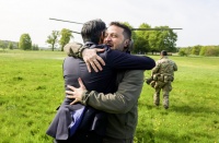 最新！泽连斯基已抵达英国，和苏纳克拥抱！英首相办公室：再给数百架……