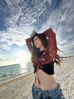 邓紫棋马尔代夫度假照，不穿比基尼也很性感，肌肉线条好明显……