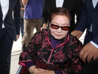 香港的百亿富太，98岁还烟不离手，坐私人飞机带前儿媳妇出游