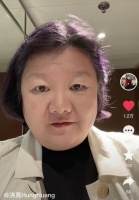 陈凯歌前妻疑移居法国，近照身体状况引担忧，脸上毛发全掉牙稀疏