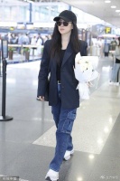 朱珠全素颜戴墨镜现身机场 偶遇曾可妮开心打招呼