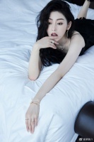 本想欣赏女星的美，却被她像括号的臀可爱到，勾得老外目不转睛