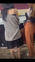 外国美女把内裤脱下来扎头发，玩的太嗨了
