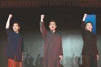 他们从观众变身主演，将青春付与戏剧