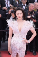 张雨绮第二套造型来了，几何蕾丝高开叉曳尾长裙，元素好丰富