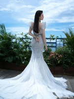 戛纳第二套红毯造型释出，白色深V露背线雕裙设计好超前……